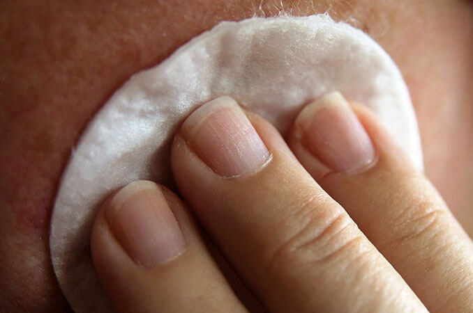 Desmaquillar antes de dormir y exfoliar la piel ayuda a eliminar los puntos negros - El Círculo de la Belleza